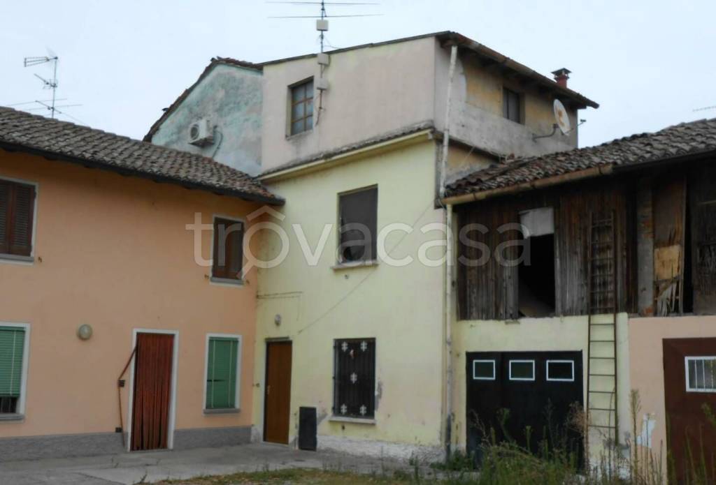 casa indipendente in vendita a Casalbuttano ed Uniti