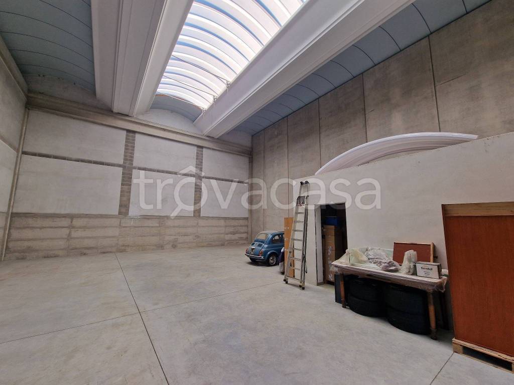 locale commerciale in vendita a Casaletto Vaprio