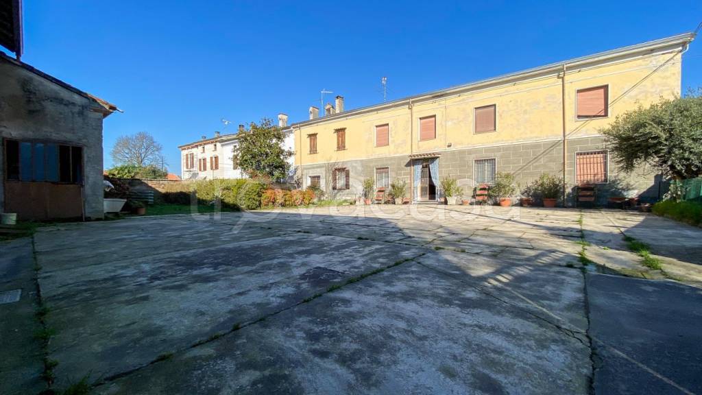 casa indipendente in vendita a Casalmaggiore in zona Fossacaprara