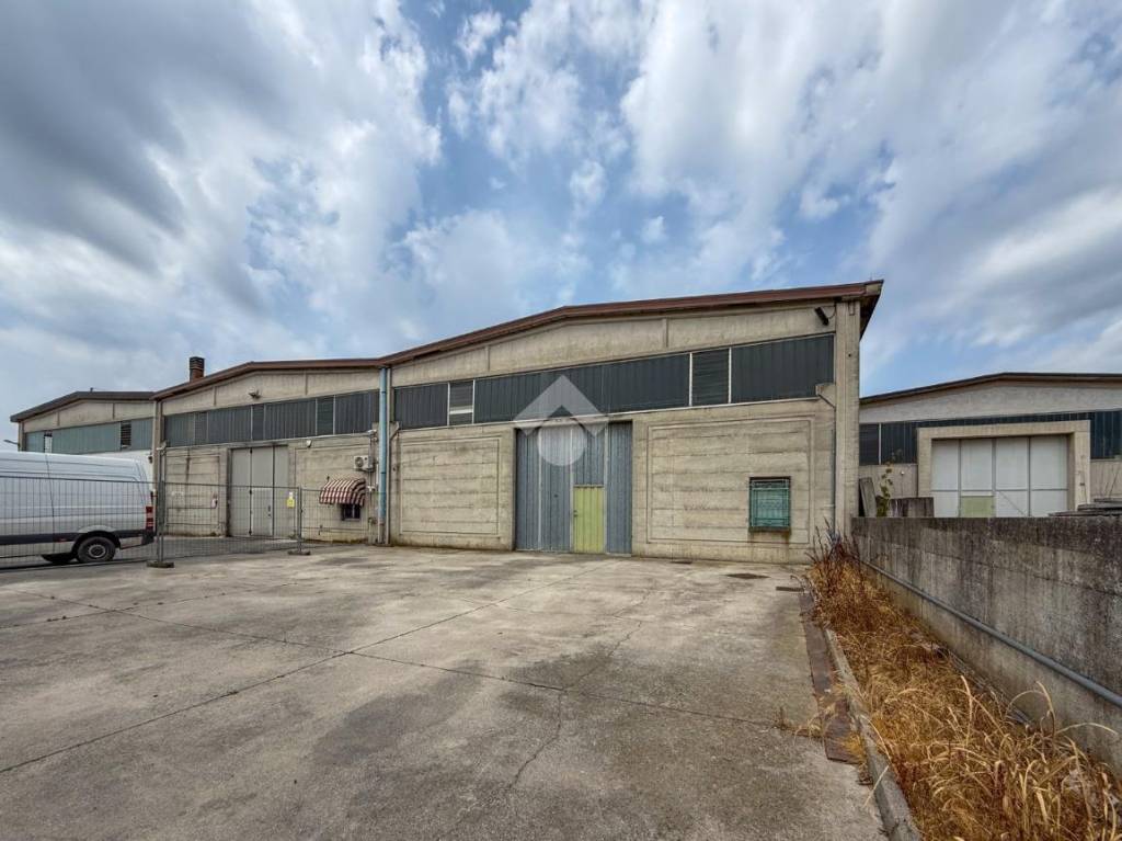 locale commerciale in vendita a Casalmaggiore in zona Agoiolo