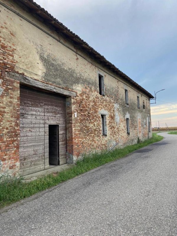 casale in vendita a Casalmaggiore in zona Quattrocase