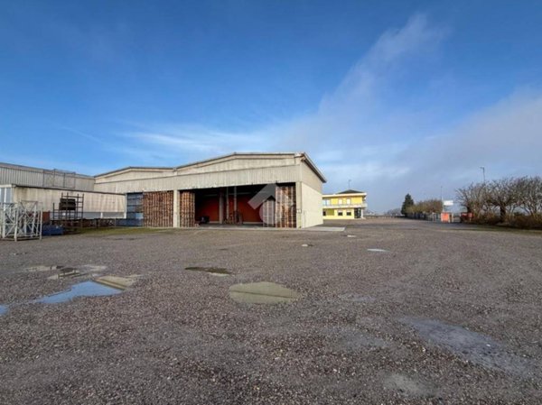 locale commerciale in vendita a Casalmaggiore in zona Quattrocase