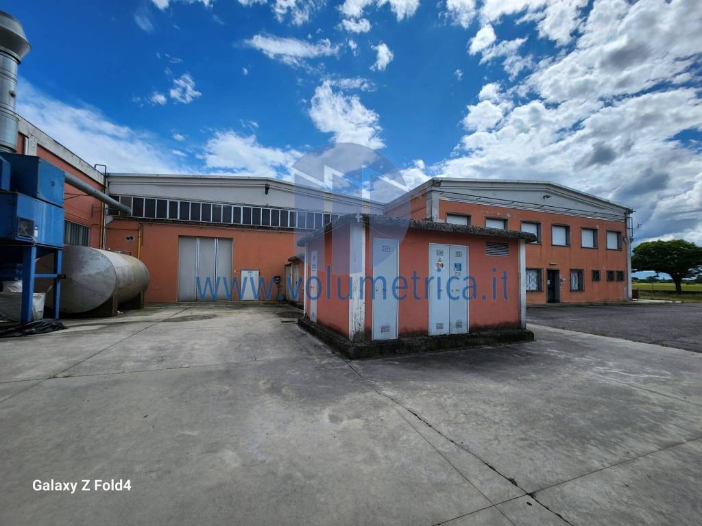 locale commerciale in vendita a Casalmaggiore in zona Quattrocase