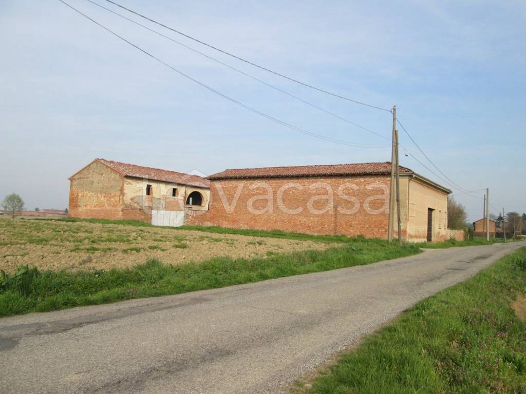 casale in vendita a Casalmaggiore in zona Quattrocase