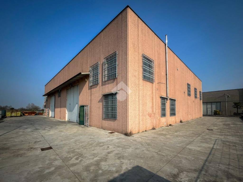 locale commerciale in vendita a Castelleone