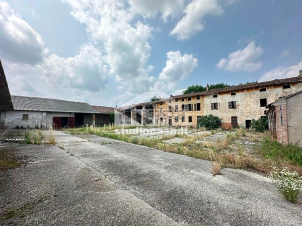 casale in vendita a Castelleone in zona Guzzafame