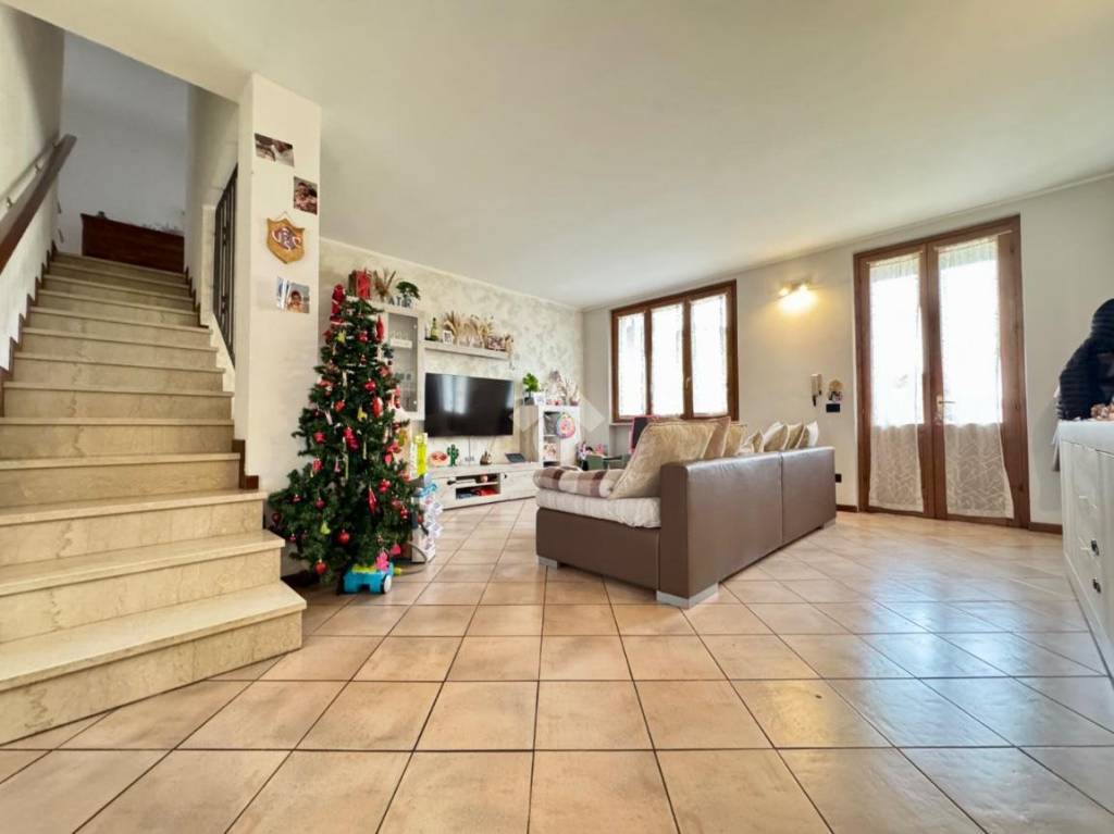 casa indipendente in vendita a Castelleone in zona Corte Madama