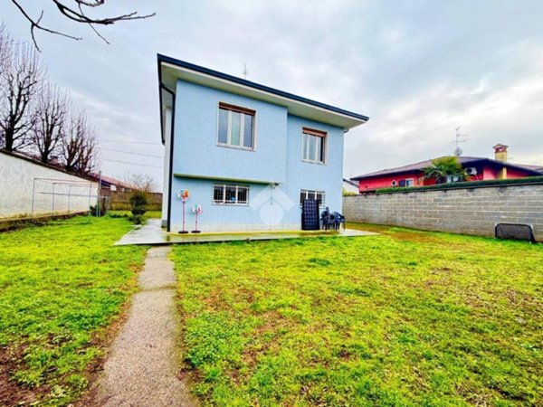 casa indipendente in vendita a Castelleone in zona Le Valli