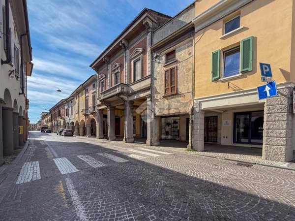 locale commerciale in vendita a Castelleone