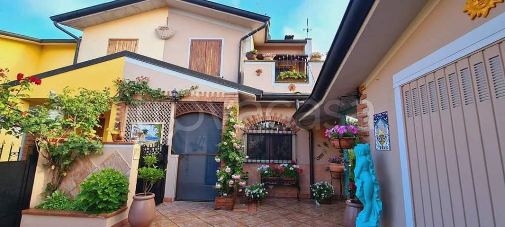 casa indipendente in vendita a Castelleone in zona San Latino