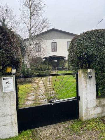 locale commerciale in vendita a Castelverde
