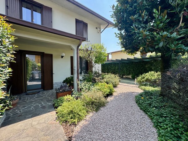 casa indipendente in vendita a Castelverde in zona Livrasco-Ossalengo