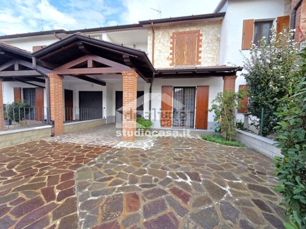 casa indipendente in vendita a Castelverde in zona Livrasco-Ossalengo