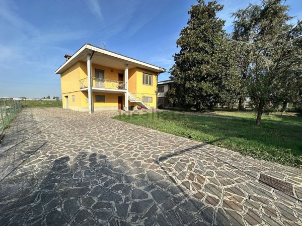 casa indipendente in vendita a Castelverde in zona Livrasco-Ossalengo