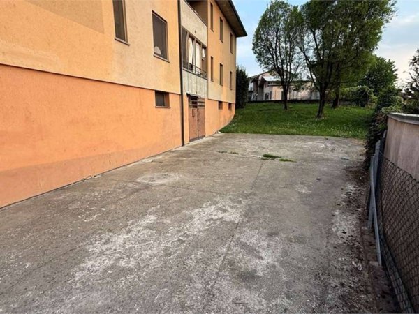 locale di sgombero in vendita a Chieve
