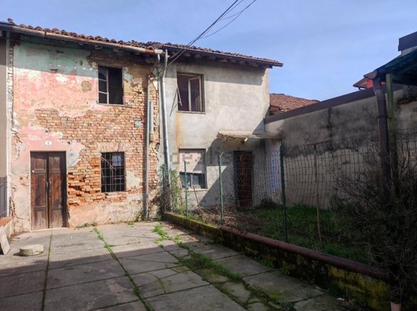 esavano in vendita a Corte de' Frati