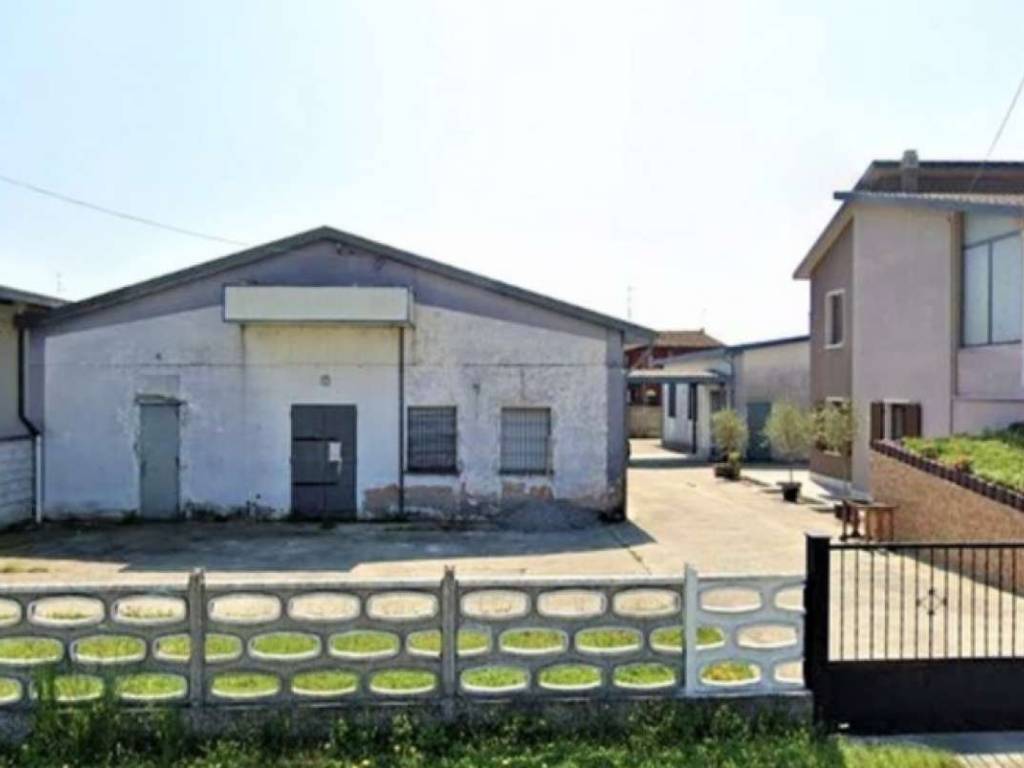 locale commerciale in vendita a Corte de' Frati