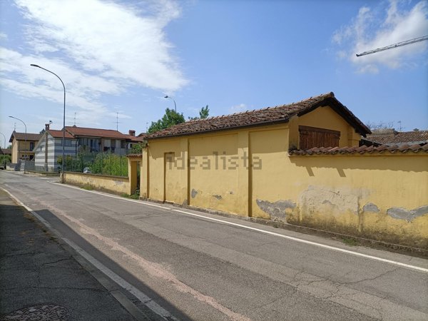 locale commerciale in vendita a Crema