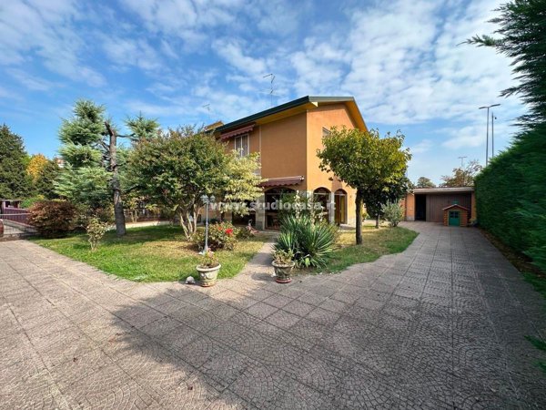casa indipendente in vendita a Crema