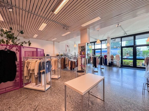 locale commerciale in vendita a Crema