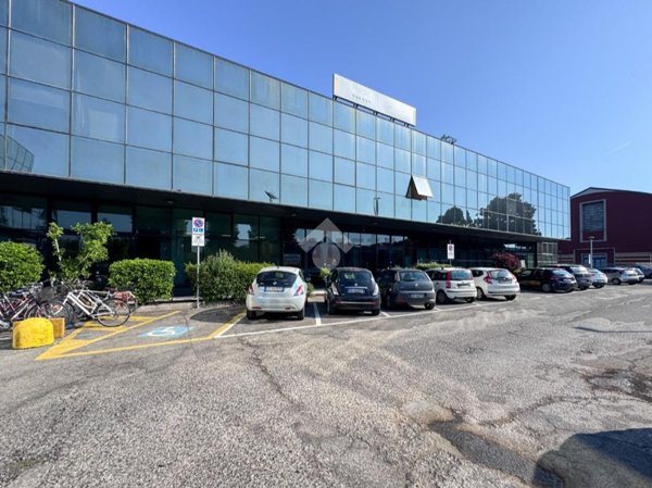 locale commerciale in vendita a Crema