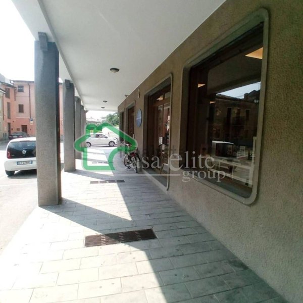 locale commerciale in vendita a Crema