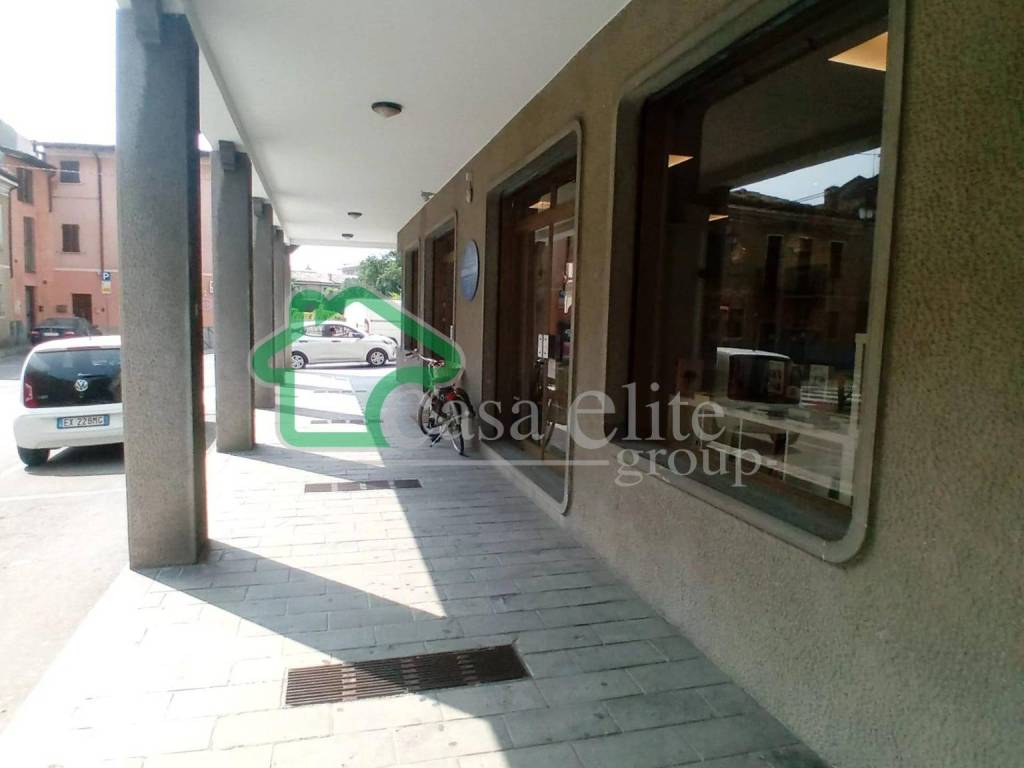 locale commerciale in vendita a Crema