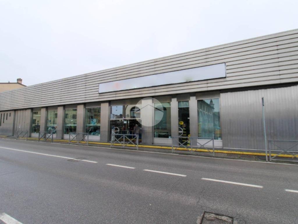 locale commerciale in vendita a Crema