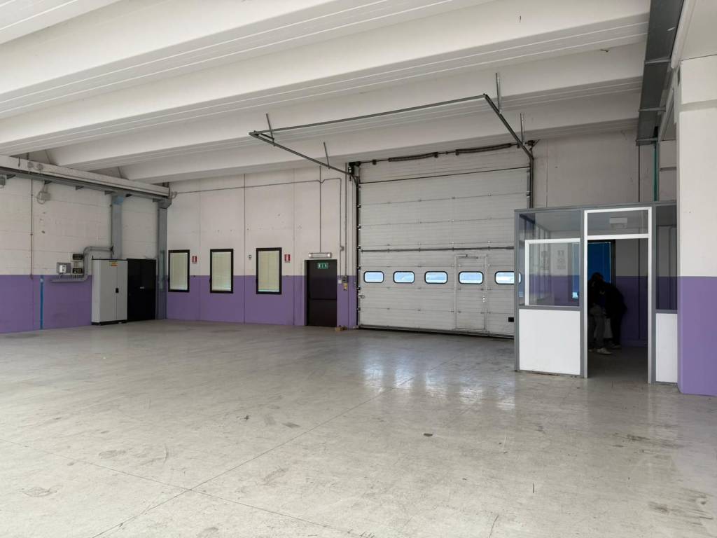 locale commerciale in vendita a Crema