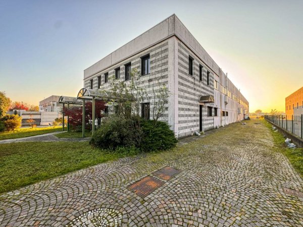 locale commerciale in vendita a Crema