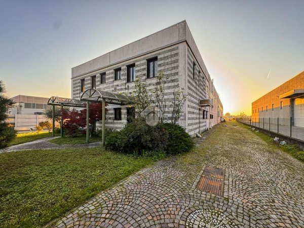 locale commerciale in vendita a Crema