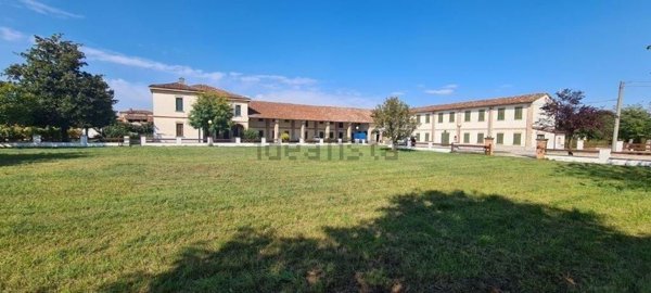 locale commerciale in vendita a Crema