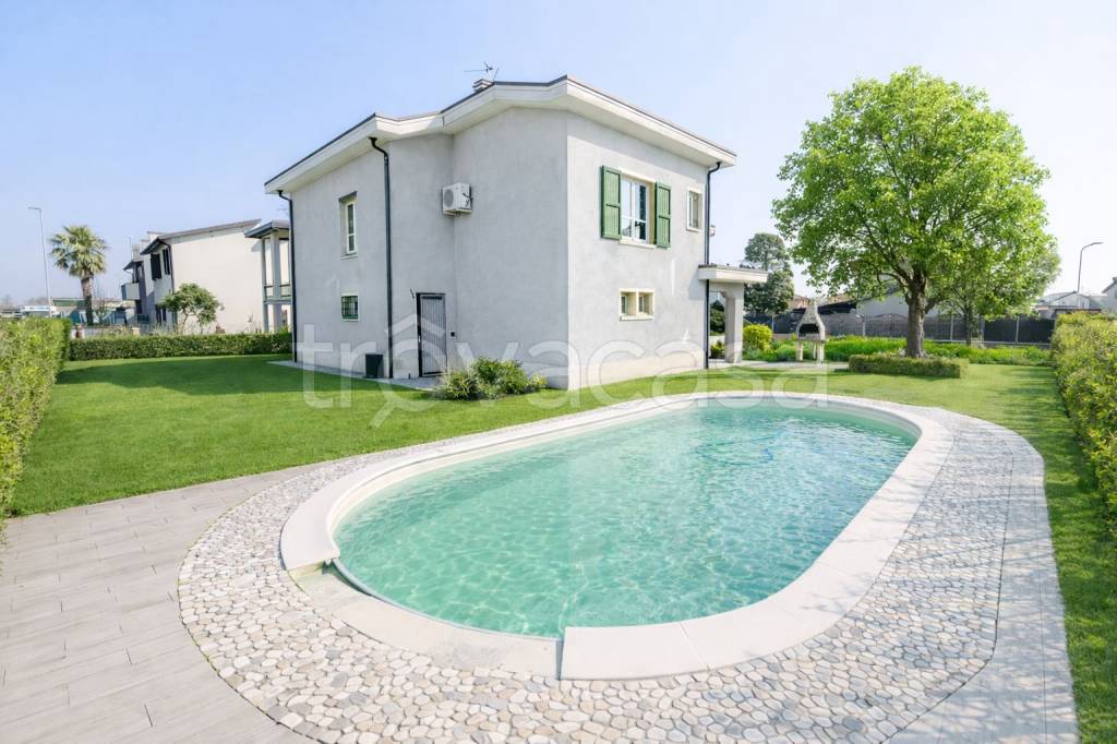 casa indipendente in vendita a Crema