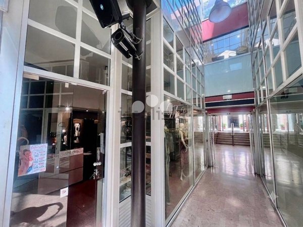 locale commerciale in vendita a Crema