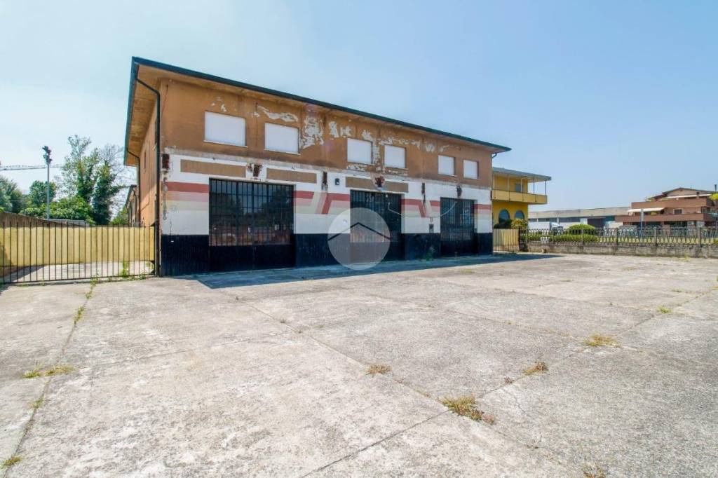 locale commerciale in vendita a Crema