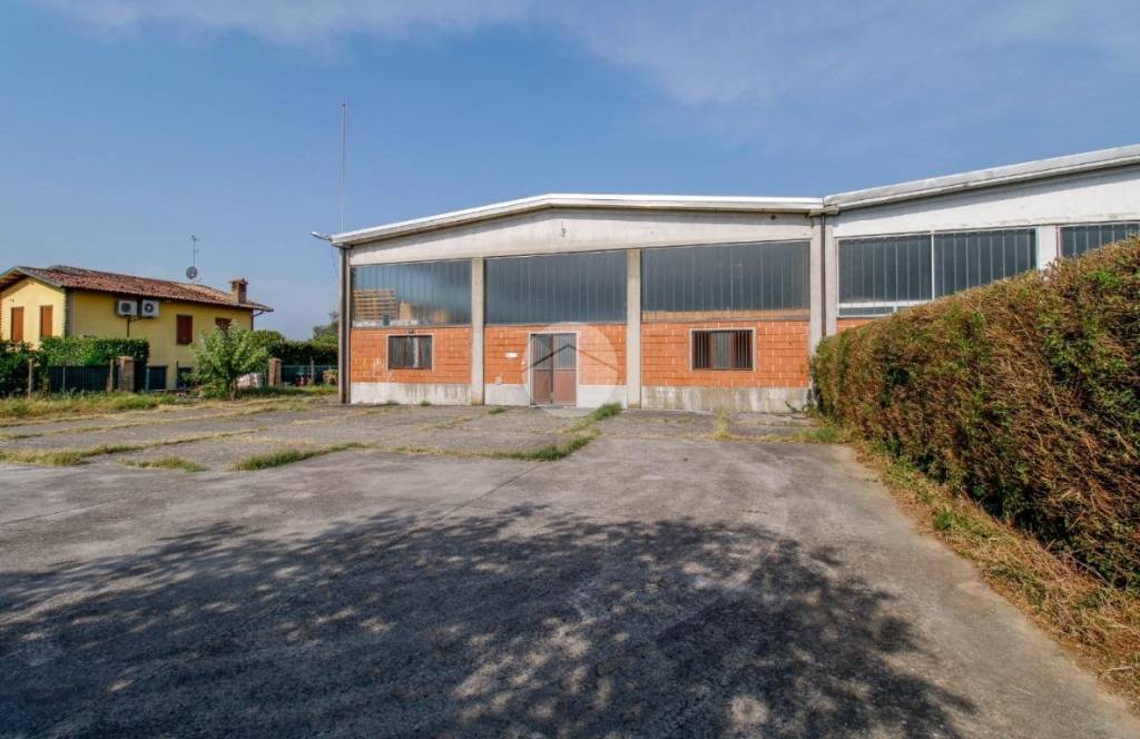 locale commerciale in vendita a Crema