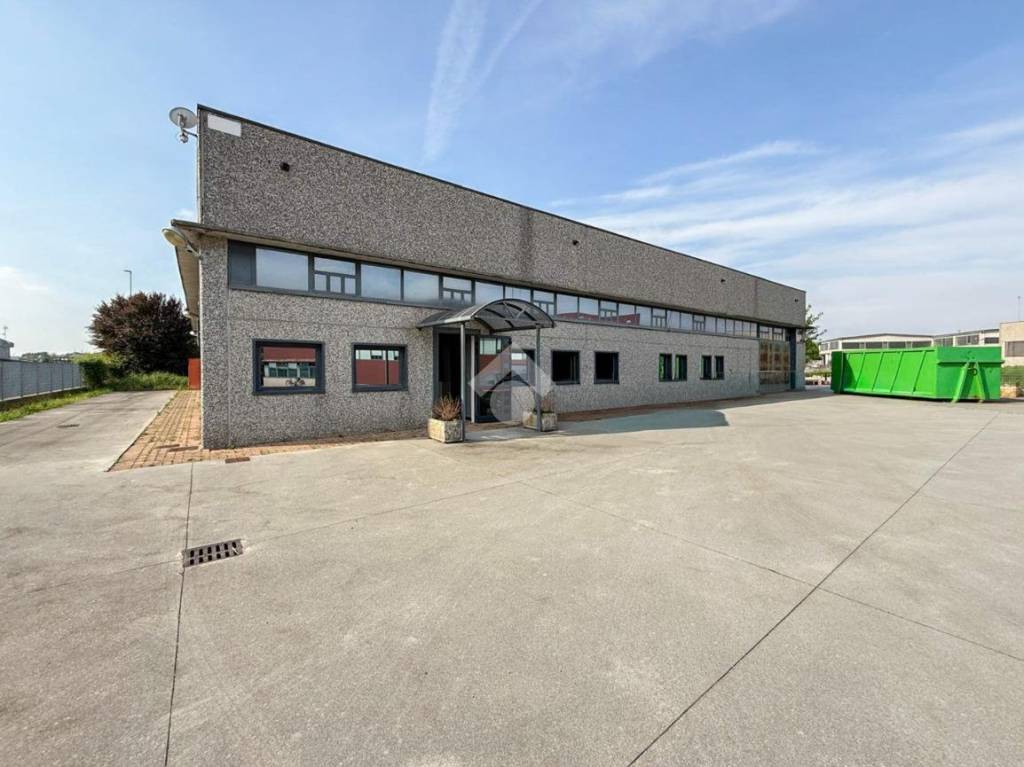 locale commerciale in vendita a Crema