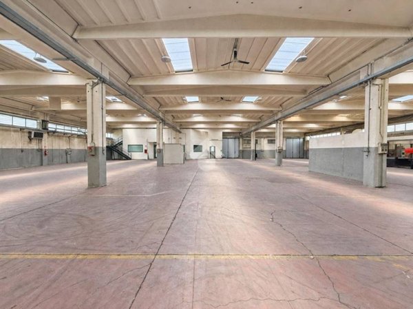 locale commerciale in vendita a Crema