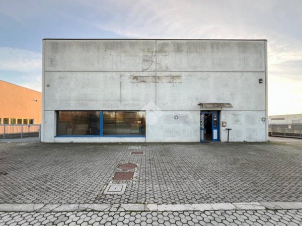 locale commerciale in vendita a Cremona in zona Picenengo