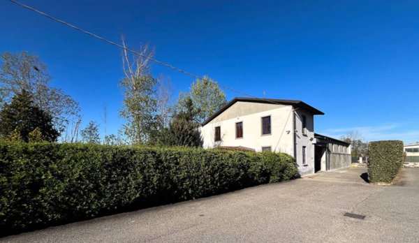 locale commerciale in vendita a Cremona in zona Via Bergamo
