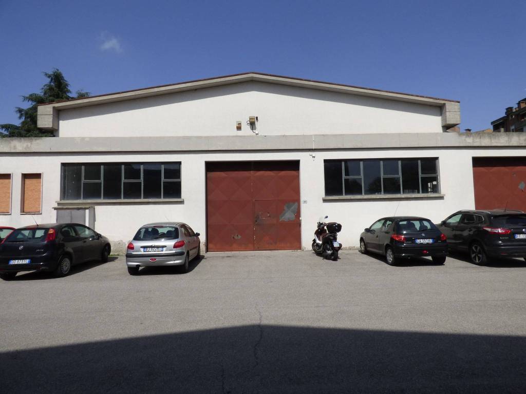 locale commerciale in vendita a Cremona in zona Picenengo