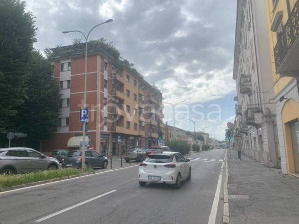 negozio in vendita a Cremona in zona Via Dante