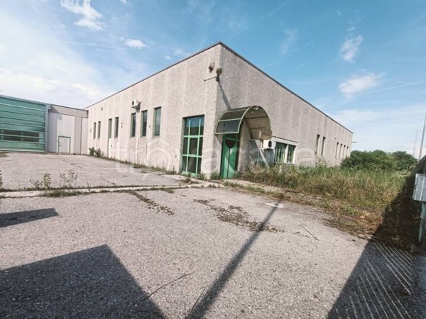 locale commerciale in vendita a Cremona in zona Picenengo