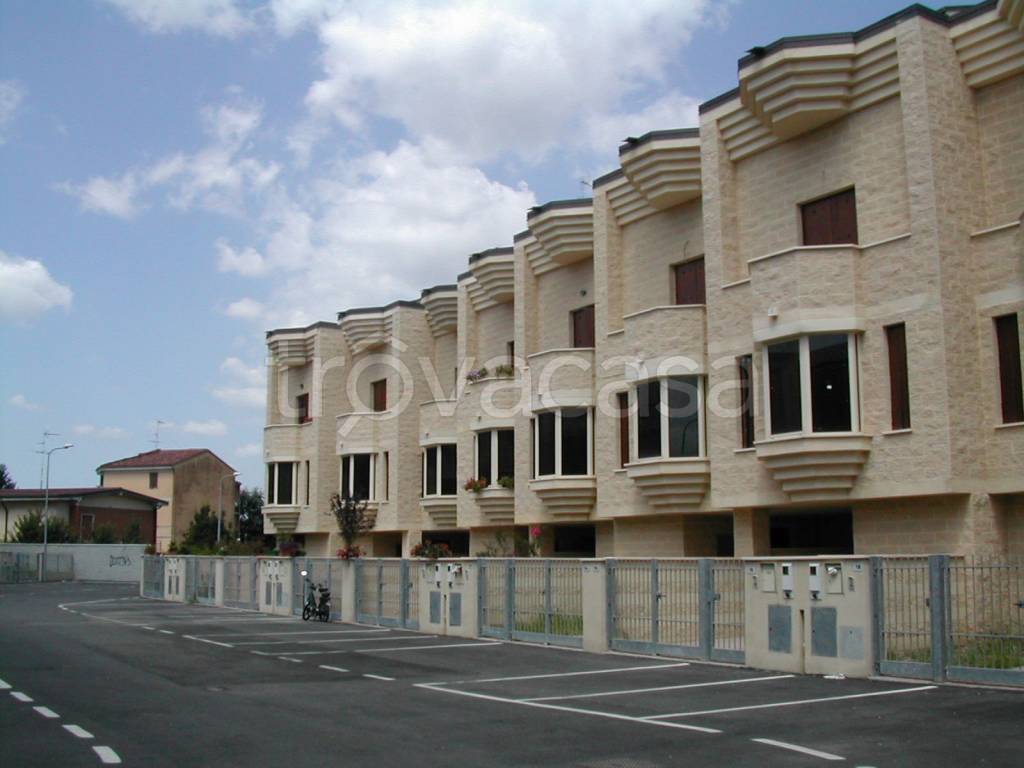 casa indipendente in vendita a Cremona in zona Battaglione