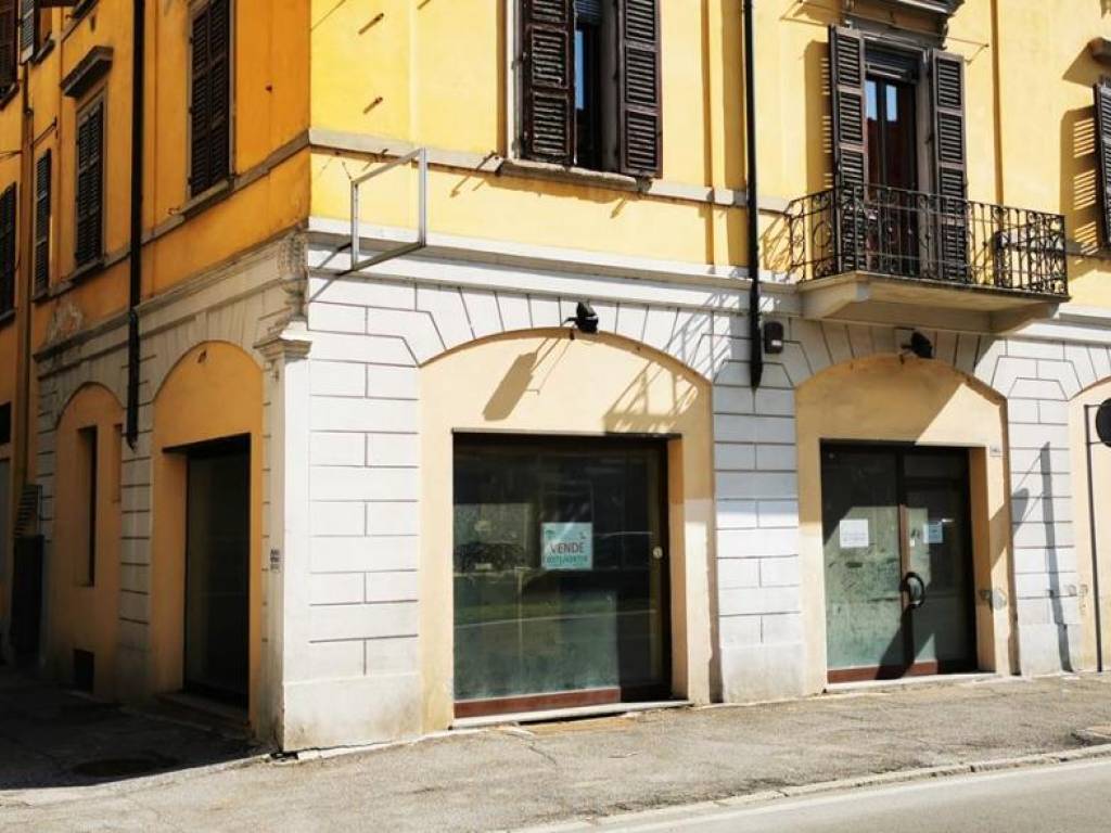negozio in vendita a Cremona in zona Piazza Castello