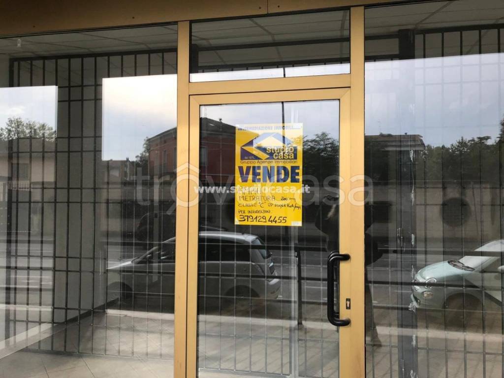 negozio in vendita a Cremona in zona Cremona Centro