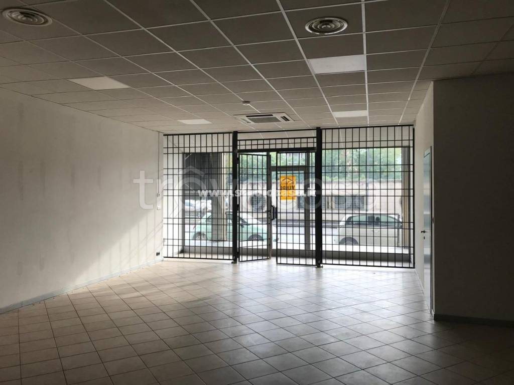 negozio in vendita a Cremona in zona Cremona Centro