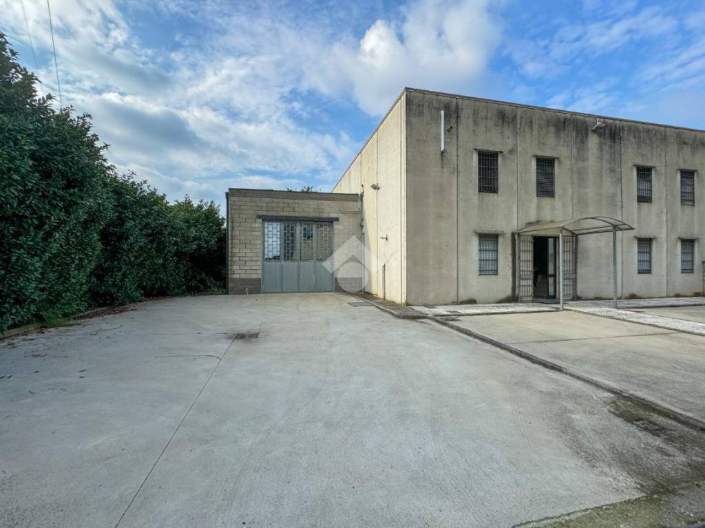 locale commerciale in vendita a Cremona in zona Picenengo