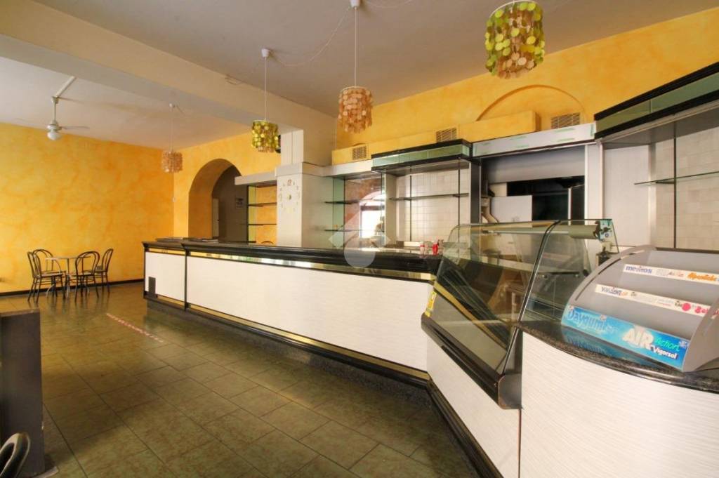 negozio in vendita a Cremona in zona Cremona Centro