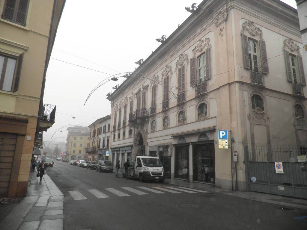 negozio in vendita a Cremona in zona Piazza Castello